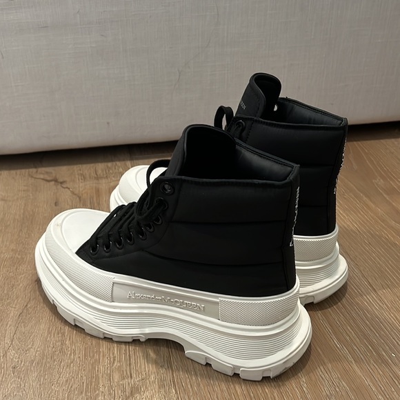 Alexander McQueen Tread Puffer Sneaker - Picture 4 of 8